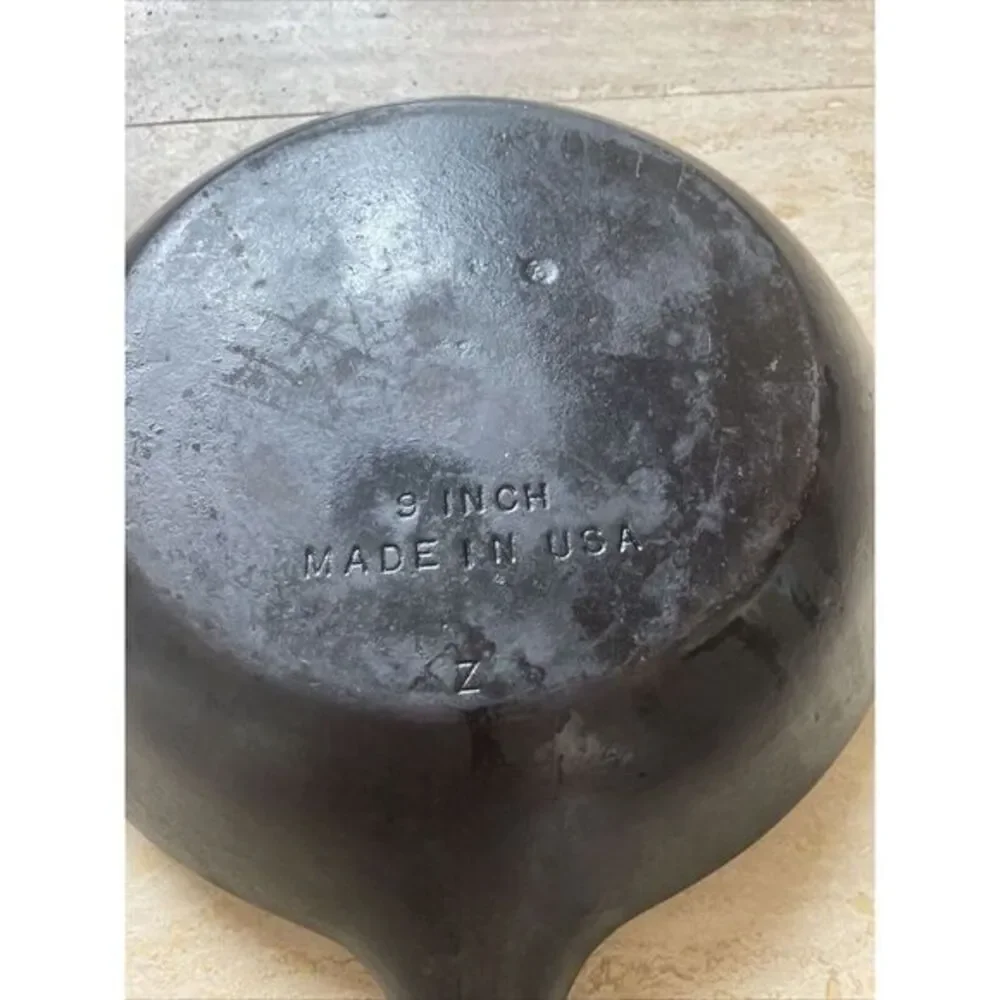 Vintage Unmarked Wagner‎ Cast Iron Chef Skillet 9 Inch w/ Thumb Handle